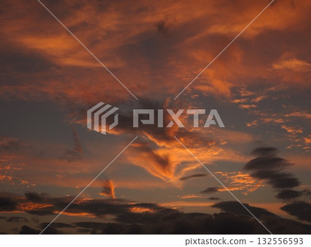 西邊的天空飄著橘色的雲彩 西邊的天空飄著橘色的雲彩 132556593