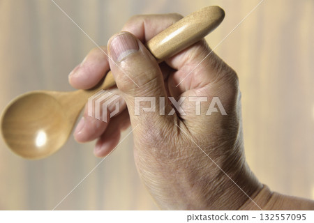 Close up of an old man's hands 132557095