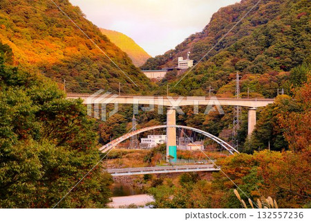 Crossing the autumn sky over the hot spring village... A train journey to the autumnal beauty of Kawaji Onsen on the Yagan Railway [Kawaji Onsen Station to Kawaji Yumoto Station] 132557236