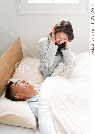 妻子被丈夫的鼾聲吵醒 妻子被丈夫的鼾聲吵醒 132557406