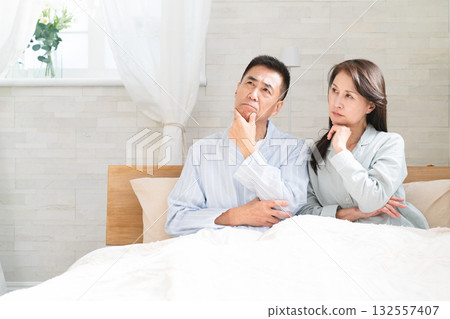一對夫婦醒來並在床上交談 132557407