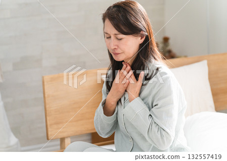 一名女子在床上醒來，抱怨喉嚨痛 132557419