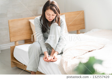 一名女子在床上醒來，雙腿抽筋 132557420