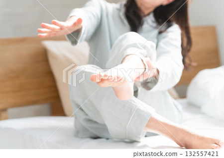 一名女子在床上醒來，雙腿抽筋 132557421