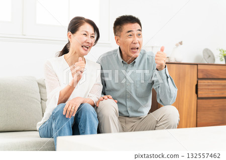 坐在沙發上的成熟夫婦 坐在沙發上的成熟夫婦 132557462