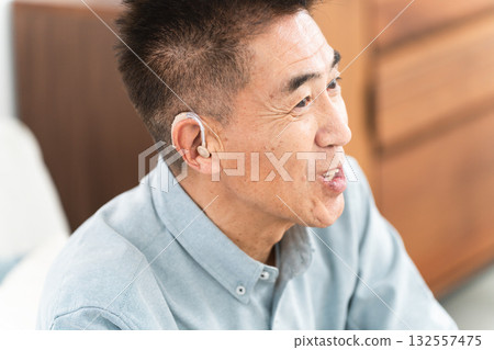 配戴助聽器的成熟男人 配戴助聽器的成熟男人 132557475