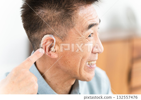 配戴助聽器的成熟男人 132557476