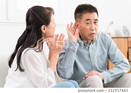 一位妻子反覆和聾啞丈夫說話 一位妻子反覆和聾啞丈夫說話 132557483