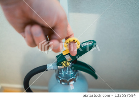 拔出滅火器上的黃色保險銷 132557584
