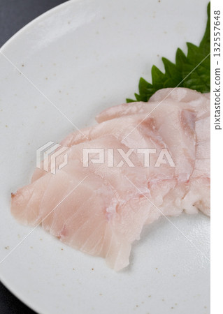 盛在盤子裡的沙瓦拉刺身，背景是黑色。 132557648