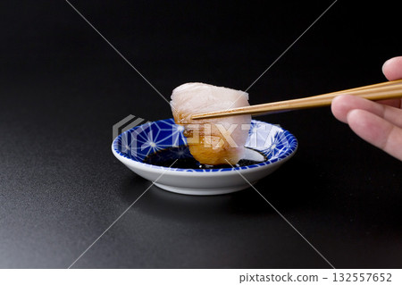 盛在盤子裡的沙瓦拉刺身，背景是黑色。 132557652