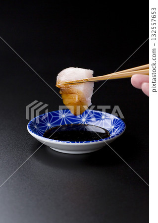 盛在盤子裡的沙瓦拉刺身，背景是黑色。 132557653