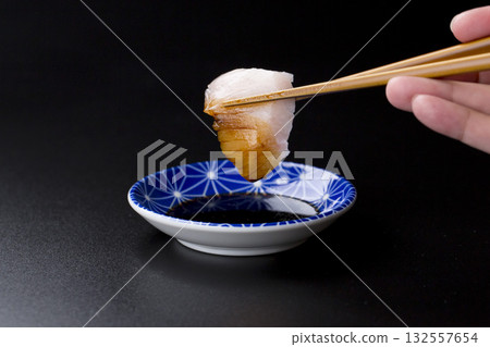 盛在盤子裡的沙瓦拉刺身，背景是黑色。 132557654