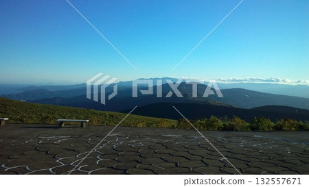 特國峠的山脈與藍天交相輝映的景色 132557671