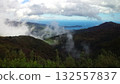 透過雲層，可以看到相模灣的景色。 132557837