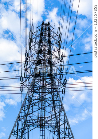 A tower that shines in the blue sky 132557855