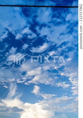 漂浮在藍天上的雲彩 132557862