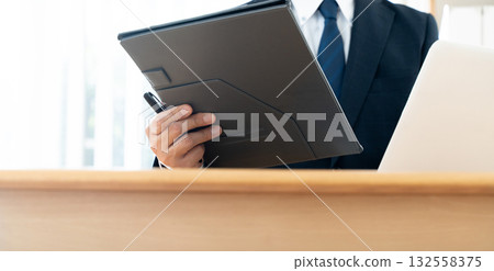 Businessman working with a laptop 132558375
