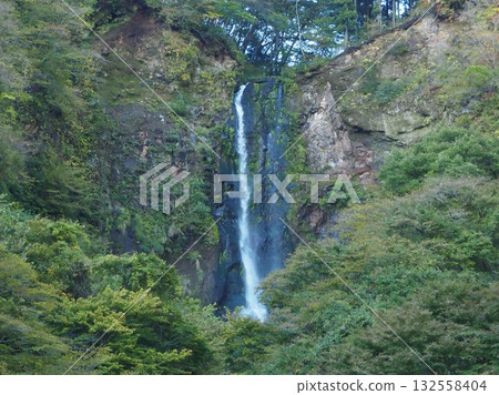 A stream of water falling down a rock face that looks like a heart (20251027070344) 132558404