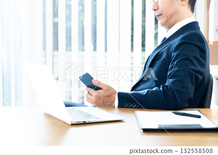 處理智能手機手的商人 132558508