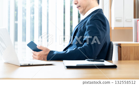 處理智能手機手的商人 132558512