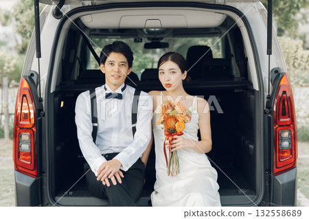 Photo wedding using a car 132558689