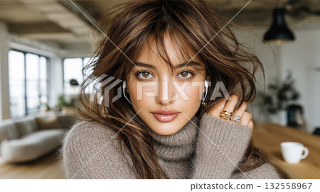 一位女士一邊放鬆一邊聽音樂 132558967