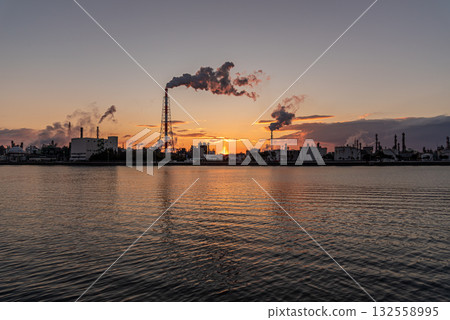 從四日市霞浦湖看到的日出 從四日市霞浦湖看到的日出 132558995