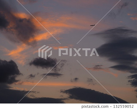 飛機在美麗的日落天空中飛行 132559052