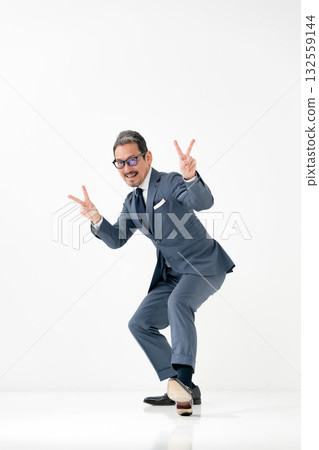 男性商務和平手勢全身 132559144