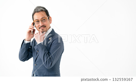 男性商業律師智慧型手機 132559167