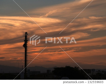 在日落染成的雲彩 132559603