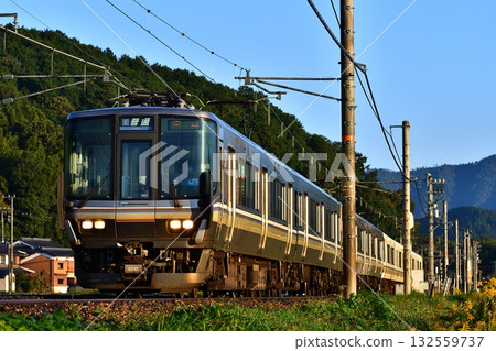 山陰本線JR京都出口特快223系列早班列車 132559737