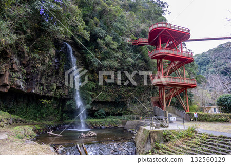 鹿兒島上川大瀧公園裡美麗的層疊瀑布和紅色螺旋樓梯 132560129