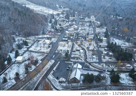北海道上石幌町,10月底迎來初雪的糠平溫泉空拍照片 北海道上石幌町,10月底迎來初雪的糠平溫泉空拍照片 132560387