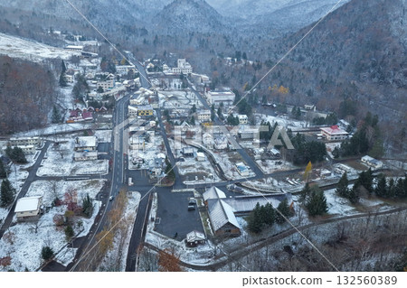 北海道上石幌町，10月底迎來初雪的糠平溫泉空拍照片 132560389