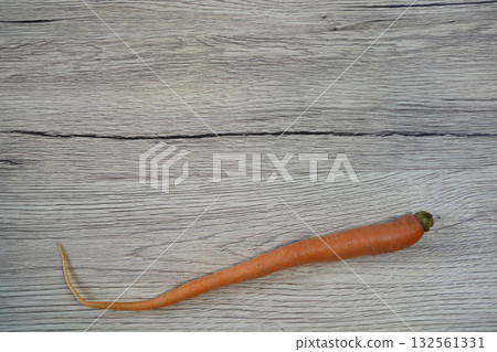 細長的橙色胡蘿蔔 細長的橙色胡蘿蔔 132561331