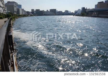 秋日晴朗的一天,隅田川風光旖旎。 秋日晴朗的一天,隅田川風光旖旎。 132561538