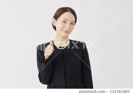 身著喪服的女子，吉兆，白色背景 132561965