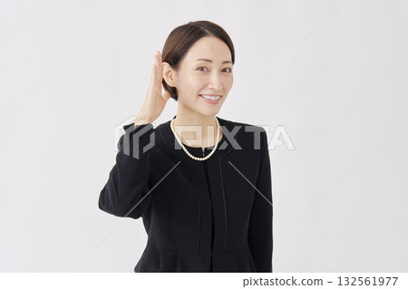 身著喪服的女子，聆聽的手勢，白色背景 132561977