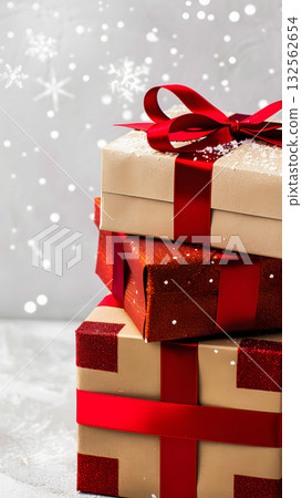 雪地裡堆放著精美的禮盒和緞帶。 雪地裡堆放著精美的禮盒和緞帶。 132562654