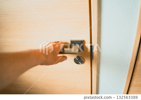 把手放在門把手上 132563389