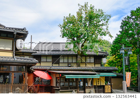 高尾山清滝站前，柿子樹貫穿屋頂的蕎麥麵店（高橋屋） 132563441