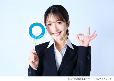 Image of a businesswoman with a malplate Image of a businesswoman with a malplate 132563723