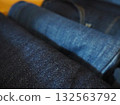 牛仔布料照片（前景對焦） 132563792