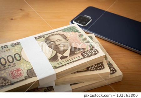 10,000 日圓鈔票和智慧型手機，一疊鈔票 132563800