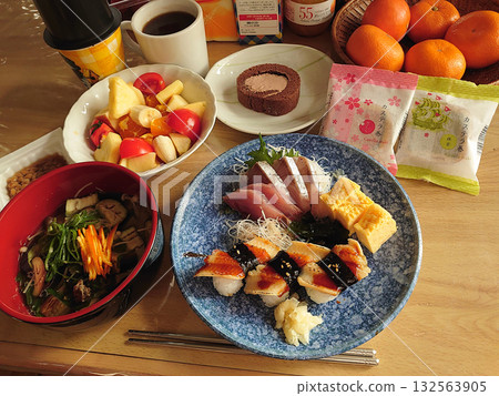 An example of a light lunch plan for women - a combination plate of assorted sashimi and grilled conger eel sushi, with a bowl of soup 132563905