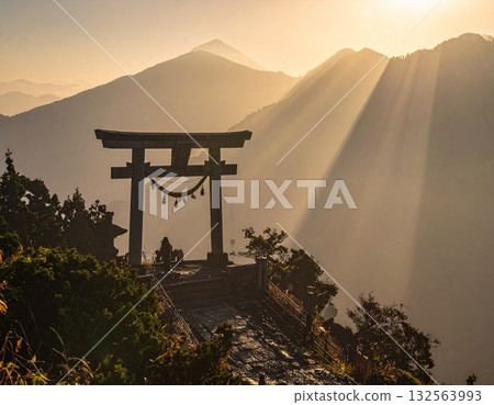 沐浴在晨光中的山頂石鳥居 - 人工智慧生成的圖像 132563993