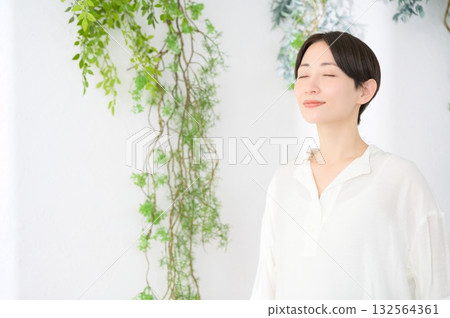 Japanese women stretching Japanese women stretching 132564361