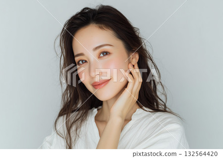 美麗的裸露皮膚女性肖像 132564420